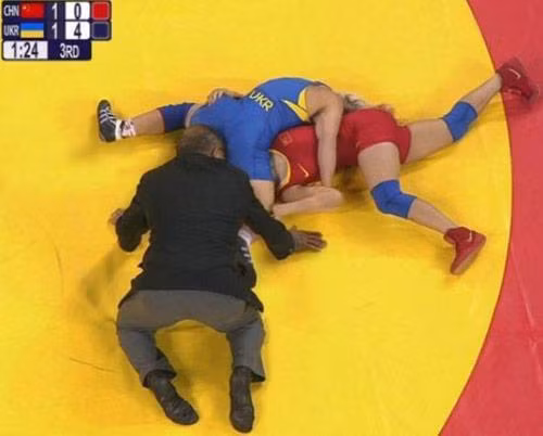 Hey! Chui xuống làm gì vậy? Hey! Chui xuống làm gì vậy?