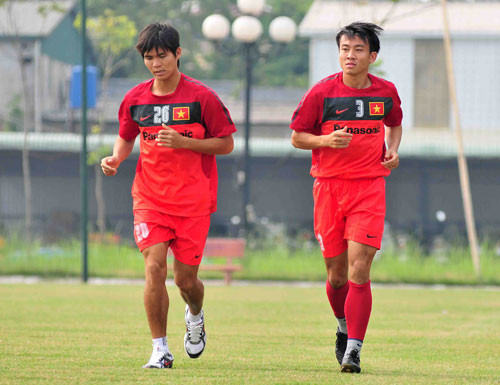 Ngoài bộ đôi trung vệ Minh Đức – Gia Từ bị căng cơ phải tập theo giáo án riêng dưới sự hướng dẫn trực tiếp của chuyên gia thể lực Dylan Kerr và tiền đạo Việt Thắng xin phép vắng mặt để giải quyết công việc riêng, còn có hậu vệ Âu Văn Hoàn. Ngoài bộ đôi trung vệ Minh Đức – Gia Từ bị căng cơ phải tập theo giáo án riêng dưới sự hướng dẫn trực tiếp của chuyên gia thể lực Dylan Kerr và tiền đạo Việt Thắng xin phép vắng mặt để giải quyết công việc riêng, còn có hậu vệ Âu Văn Hoàn.