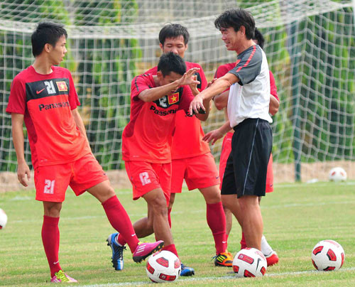 Về mục tiêu của ĐTVN trong trận tái đấu với đội tuyển Indonesia, HLV Phan Thanh Hùng cho biết: “Indonesia đã cho thấy là một đội bóng mạnh. Vì vậy, trận đấu sắp tới sẽ rất hữu ích đối với ĐTVN trong quá trình chuẩn bị cho AFF Cup 2012. Dù chỉ là trận giao hữu nhưng toàn đội sẽ vẫn phải duy trì sự tập trung cao độ. Ngoài việc tận dụng trận đấu để hoàn thiện bản thân, đội tuyển cũng phải có trách nhiệm thi đấu hết mình khi được thi đấu trong sự cổ vũ của khán giả nhà”. Về mục tiêu của ĐTVN trong trận tái đấu với đội tuyển Indonesia, HLV Phan Thanh Hùng cho biết: “Indonesia đã cho thấy là một đội bóng mạnh. Vì vậy, trận đấu sắp tới sẽ rất hữu ích đối với ĐTVN trong quá trình chuẩn bị cho AFF Cup 2012. Dù chỉ là trận giao hữu nhưng toàn đội sẽ vẫn phải duy trì sự tập trung cao độ. Ngoài việc tận dụng trận đấu để hoàn thiện bản thân, đội tuyển cũng phải có trách nhiệm thi đấu hết mình khi được thi đấu trong sự cổ vũ của khán giả nhà”.