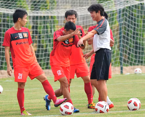 Về mục tiêu của ĐTVN trong trận tái đấu với đội tuyển Indonesia, HLV Phan Thanh Hùng cho biết: “Indonesia đã cho thấy là một đội bóng mạnh. Vì vậy, trận đấu sắp tới sẽ rất hữu ích đối với ĐTVN trong quá trình chuẩn bị cho AFF Cup 2012. Dù chỉ là trận giao hữu nhưng toàn đội sẽ vẫn phải duy trì sự tập trung cao độ. Ngoài việc tận dụng trận đấu để hoàn thiện bản thân, đội tuyển cũng phải có trách nhiệm thi đấu hết mình khi được thi đấu trong sự cổ vũ của khán giả nhà”.