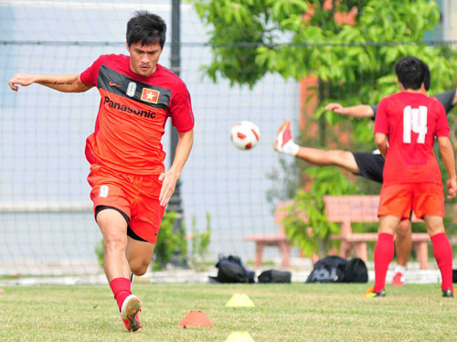 Ngày 18-9, Liên đoàn Bóng đá Việt Nam đã công bố kế hoạch bán vé, theo đó, mệnh giá cao nhất chỉ là 150.000 đồng. Cụ thể, vé trận ĐTVN – Indonesia được chia ra làm 4 mệnh giá: 50.000 đồng, 80.000 đồng, 120.000 đồng và 150.000 đồng. Vé sẽ được bán rộng rãi vào sáng 19-9 tại các quầy vé đặt tại sân Mỹ Đình, sân Hàng Đẫy và điểm bán vé 59 Hoàng Cầu. Ngày 18-9, Liên đoàn Bóng đá Việt Nam đã công bố kế hoạch bán vé, theo đó, mệnh giá cao nhất chỉ là 150.000 đồng. Cụ thể, vé trận ĐTVN – Indonesia được chia ra làm 4 mệnh giá: 50.000 đồng, 80.000 đồng, 120.000 đồng và 150.000 đồng. Vé sẽ được bán rộng rãi vào sáng 19-9 tại các quầy vé đặt tại sân Mỹ Đình, sân Hàng Đẫy và điểm bán vé 59 Hoàng Cầu.