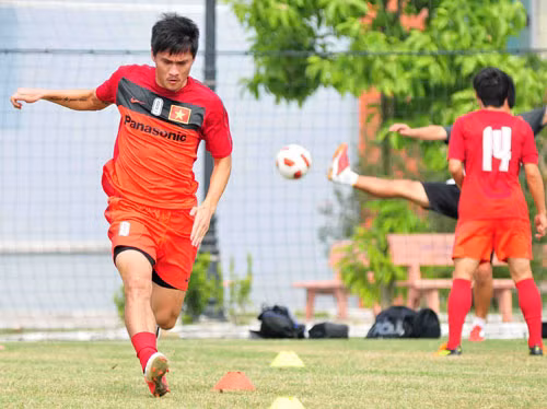 Ngày 18-9, Liên đoàn Bóng đá Việt Nam đã công bố kế hoạch bán vé, theo đó, mệnh giá cao nhất chỉ là 150.000 đồng. Cụ thể, vé trận ĐTVN – Indonesia được chia ra làm 4 mệnh giá: 50.000 đồng, 80.000 đồng, 120.000 đồng và 150.000 đồng. Vé sẽ được bán rộng rãi vào sáng 19-9 tại các quầy vé đặt tại sân Mỹ Đình, sân Hàng Đẫy và điểm bán vé 59 Hoàng Cầu.