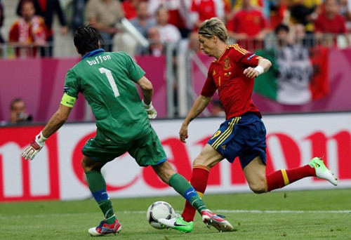 Torres! Ngươi đầu hàng đi… Torres! Ngươi đầu hàng đi…