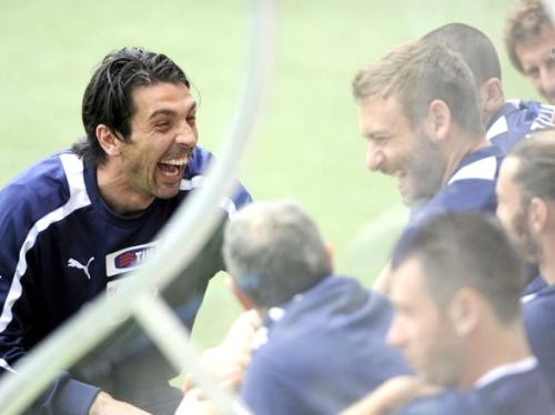 Buffon vô tư cười đùa cùng đồng đội. Buffon vô tư cười đùa cùng đồng đội.