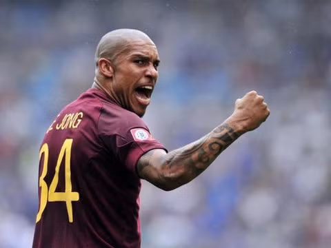 TA LÀ DE JONG… và lối chơi thô bạo đó của quái thú De Jong được biếm họa qua những bức ảnh tiếp theo… TA LÀ DE JONG… và lối chơi thô bạo đó của quái thú De Jong được biếm họa qua những bức ảnh tiếp theo…