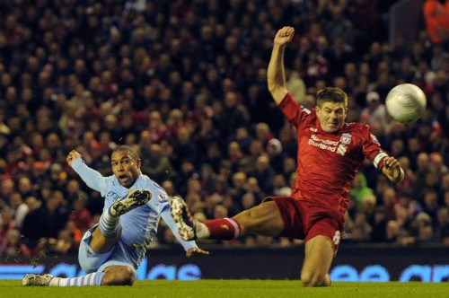 Khuôn mặt dữ dằn của cựu tiền vệ Man City. Khuôn mặt dữ dằn của cựu tiền vệ Man City.