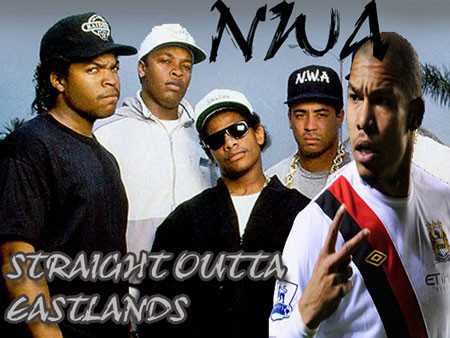 De Jong có thể cầm đầu nhóm gangster hung dữ ở Eastlands. De Jong có thể cầm đầu nhóm gangster hung dữ ở Eastlands.