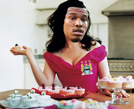 Các cầu thủ ở các đội bóng đều là "món ăn" ưa thích của De Jong. Các cầu thủ ở các đội bóng đều là "món ăn" ưa thích của De Jong.