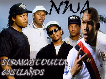 De Jong có thể cầm đầu nhóm gangster hung dữ ở Eastlands. De Jong có thể cầm đầu nhóm gangster hung dữ ở Eastlands.