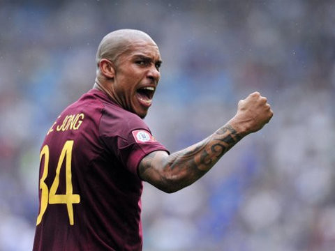 TA LÀ DE JONG… và lối chơi thô bạo đó của quái thú De Jong được biếm họa qua những bức ảnh tiếp theo… TA LÀ DE JONG… và lối chơi thô bạo đó của quái thú De Jong được biếm họa qua những bức ảnh tiếp theo…