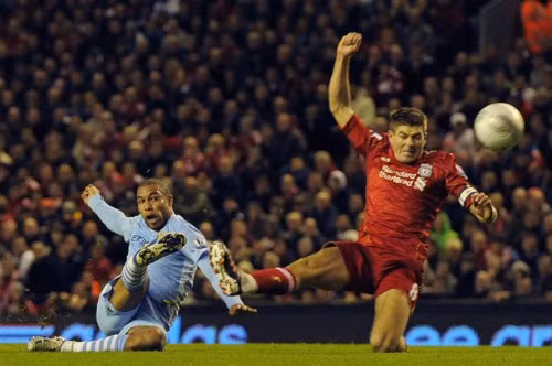 Khuôn mặt dữ dằn của cựu tiền vệ Man City. Khuôn mặt dữ dằn của cựu tiền vệ Man City.