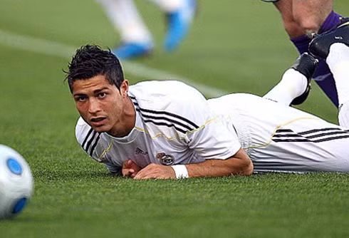 CR7 cũng có lúc ăn vạ như thế này đấy. CR7 cũng có lúc ăn vạ như thế này đấy.