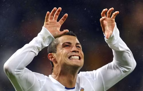 Kiểu ăn mừng "kền kền quắp mồi" quen thuộc của CR7. Kiểu ăn mừng "kền kền quắp mồi" quen thuộc của CR7.