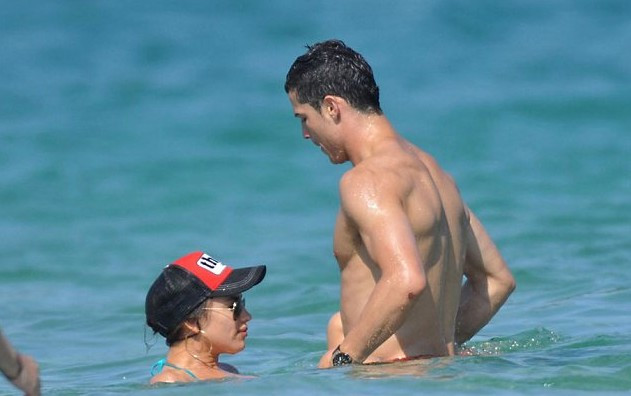 Những hình ảnh hài hước giữa Cris Ronaldo và người tình nóng bỏng Irina Shayk. Những hình ảnh hài hước giữa Cris Ronaldo và người tình nóng bỏng Irina Shayk.