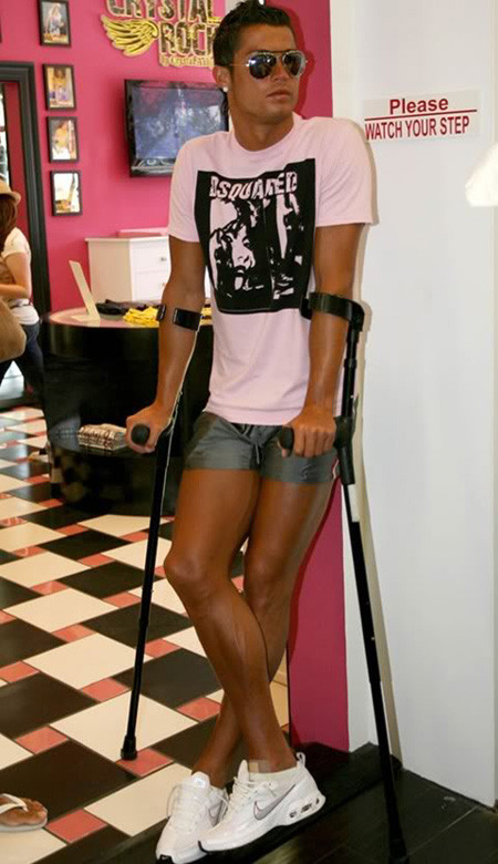 Và chống nạng cũng phải điệu mới là C. Ronaldo. Và chống nạng cũng phải điệu mới là C. Ronaldo.