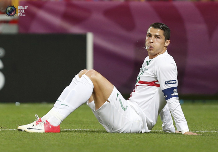 CR7 phun mưa như trẻ con. CR7 phun mưa như trẻ con.