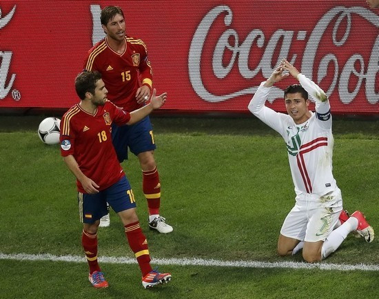 Em xin các anh! Các anh đừng có bám theo em nữa… Em xin các anh! Các anh đừng có bám theo em nữa…