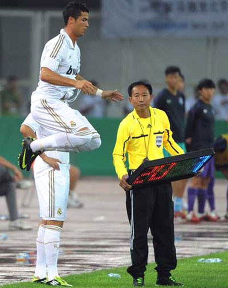 Sự vượt trội về đẳng cấp của CR7 giúp anh thoải mái kênh kiệu. Sự vượt trội về đẳng cấp của CR7 giúp anh thoải mái kênh kiệu.