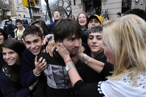 Thôi chết mình rồi! Đông thế này chạy làm sao ta. Thôi chết mình rồi! Đông thế này chạy làm sao ta.