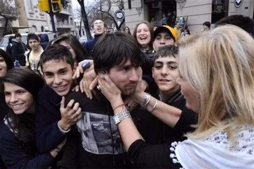 Thôi chết mình rồi! Đông thế này chạy làm sao ta.