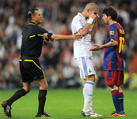 Em có làm gì anh đâu? Tại anh không theo được em đấy chứ! Em có làm gì anh đâu? Tại anh không theo được em đấy chứ!