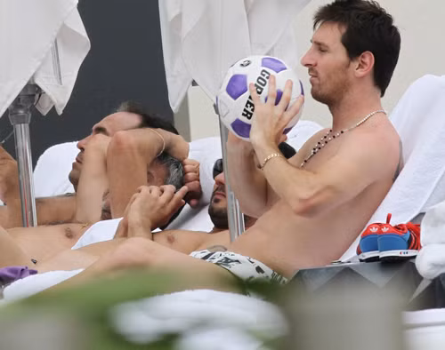 Khi nghỉ mát cũng nghịch bóng…