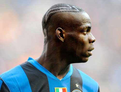 Một số kiểu đầu khác người của Balotelli. Một số kiểu đầu khác người của Balotelli.