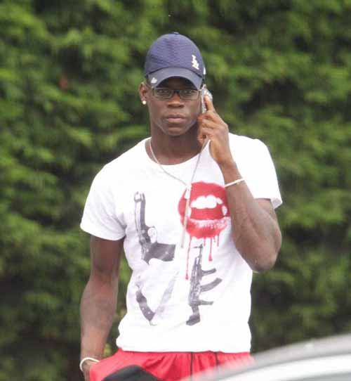 Chiếc áo nhuốm màu bạo lực của tiền đạo Man City từng bị chỉ trích dữ dội. Chiếc áo nhuốm màu bạo lực của tiền đạo Man City từng bị chỉ trích dữ dội.