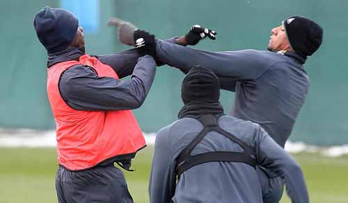 Bên cạnh tài năng, Balotelli còn là một chuyên gia nổi loạn trên sân. Rất nhiều lần ngôi sao người Italy khiến HLV, đồng đội và CĐV bực mình với những pha xử lý rườm rà hay những pha phạm lỗi thô bạo không đáng có với đối thủ. Đặc biệt “Super Mario” rất nhiều lần đánh nhau với các đồng đội trên sân tập. Bên cạnh tài năng, Balotelli còn là một chuyên gia nổi loạn trên sân. Rất nhiều lần ngôi sao người Italy khiến HLV, đồng đội và CĐV bực mình với những pha xử lý rườm rà hay những pha phạm lỗi thô bạo không đáng có với đối thủ. Đặc biệt “Super Mario” rất nhiều lần đánh nhau với các đồng đội trên sân tập.