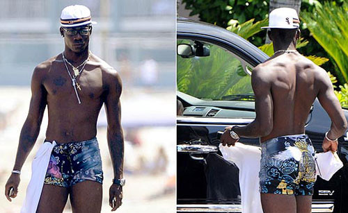 Sự kết hợp thời trang không giống ai của Balotelli. Sự kết hợp thời trang không giống ai của Balotelli.