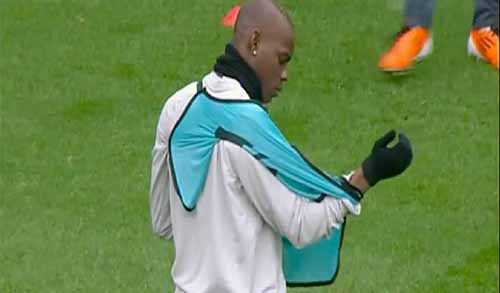 Nhưng đôi khi anh lại rất ngây thơ và vụng về. Ngay cả một chiếc áo bib vốn quen thuộc hàng ngày mà tiền đạo người Italy cũng không biết mặc sao cho đúng. Đúng là thật hài hước. Nhưng đôi khi anh lại rất ngây thơ và vụng về. Ngay cả một chiếc áo bib vốn quen thuộc hàng ngày mà tiền đạo người Italy cũng không biết mặc sao cho đúng. Đúng là thật hài hước.