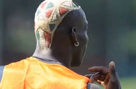Một số kiểu đầu khác người của Balotelli.