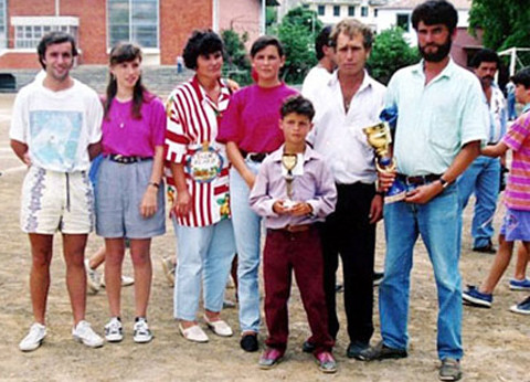 Bức ảnh trên chính là C. Ronaldo đó. Còn đây là hình ảnh CR7 trong lần nhận chiếc Cup đầu tiên. Bức ảnh trên chính là C. Ronaldo đó. Còn đây là hình ảnh CR7 trong lần nhận chiếc Cup đầu tiên.