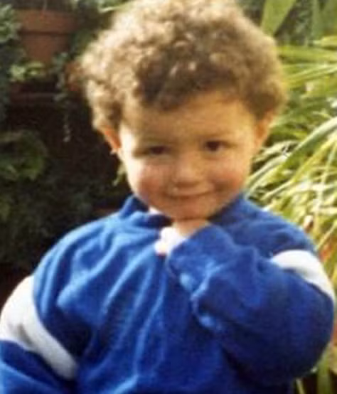 Anh chàng diện cả cây xanh, mái tóc xoắn mì và nở nụ cười không thể yêu hơn! Vậy bạn đoán xem đây là ai?