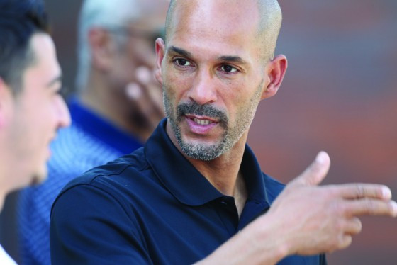 1. Claude Anelka: Ông là anh trai của cựu tiền đạo Chelsea, Nicolas Anelka. Claude quyết định theo nghiệp HLV vào năm 2004 với đội bóng đầu tay mà ông dẫn dắt là Raith Rovers (Scotland). Tự sánh mình với huyền thoại Johan Cruyff và Arsene Wenger, Claude đã đòi được hưởng mức lương 300 ngàn bảng/tuần. Tuy nhiên, ông đã sớm bị sa thải khi chỉ giành được 1 trận hòa/ 8 trận cùng Raith Rovers. 1. Claude Anelka: Ông là anh trai của cựu tiền đạo Chelsea, Nicolas Anelka. Claude quyết định theo nghiệp HLV vào năm 2004 với đội bóng đầu tay mà ông dẫn dắt là Raith Rovers (Scotland). Tự sánh mình với huyền thoại Johan Cruyff và Arsene Wenger, Claude đã đòi được hưởng mức lương 300 ngàn bảng/tuần. Tuy nhiên, ông đã sớm bị sa thải khi chỉ giành được 1 trận hòa/ 8 trận cùng Raith Rovers.