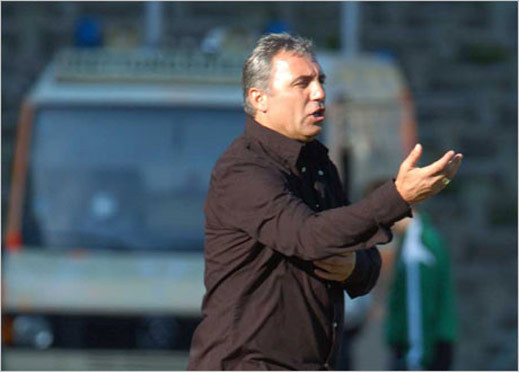 4. Hristo Stoichkov: Ông từng dẫn dắt ĐT Bulgaria, Celta Vigo, Mamelodi Sundowns. Vào cuối sự nghiệp cầu thủ, Hristo Stoichkov đã làm gãy chân một cầu thủ trung học trong 1 trận đấu giao hữu. Khi dẫn dắt CLB Celta Vigo, cựu tuyển thủ Bulgaria lại nổi tiếng với phát biểu: “Tôi không tin vào những chiến thuật” (có thời gian sử dụng đội hình 2-4-4 với ĐT Bulgaria). 4. Hristo Stoichkov: Ông từng dẫn dắt ĐT Bulgaria, Celta Vigo, Mamelodi Sundowns. Vào cuối sự nghiệp cầu thủ, Hristo Stoichkov đã làm gãy chân một cầu thủ trung học trong 1 trận đấu giao hữu. Khi dẫn dắt CLB Celta Vigo, cựu tuyển thủ Bulgaria lại nổi tiếng với phát biểu: “Tôi không tin vào những chiến thuật” (có thời gian sử dụng đội hình 2-4-4 với ĐT Bulgaria).