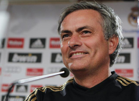 6. Jose Mourinho: Các đội bóng từng dẫn dắt: Benfica, U.D. Leiria, Porto, Chelsea, Inter và Real Madrid. Trong sự nghiệp cầm quân của mình đã không ít lần HLV người Bồ Đào Nha có những lời nói xấu những người đồng nghiệp và Arsene Wenger hay Alex Ferguson là 2 trong số những người đã phải gánh chịu. HLV Real Madrid cũng đã từng phát biểu rằng Barca chỉ là một “đội bóng nhỏ” , và cũng không ngạc nhiên khi người ta gọi ông là “Người đặc biệt” (biệt danh này do chính Mourinho đặt cho mình). 6. Jose Mourinho: Các đội bóng từng dẫn dắt: Benfica, U.D. Leiria, Porto, Chelsea, Inter và Real Madrid. Trong sự nghiệp cầm quân của mình đã không ít lần HLV người Bồ Đào Nha có những lời nói xấu những người đồng nghiệp và Arsene Wenger hay Alex Ferguson là 2 trong số những người đã phải gánh chịu. HLV Real Madrid cũng đã từng phát biểu rằng Barca chỉ là một “đội bóng nhỏ” , và cũng không ngạc nhiên khi người ta gọi ông là “Người đặc biệt” (biệt danh này do chính Mourinho đặt cho mình).