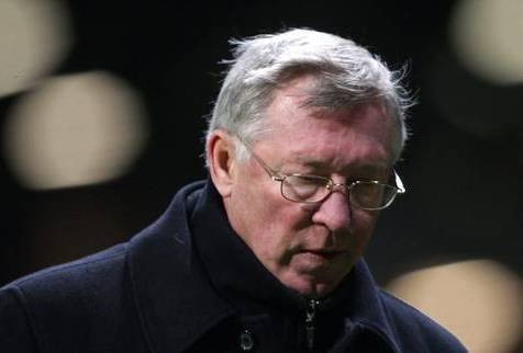 8. Alex Ferguson: Các đội bóng ông từng dẫn dắt: East Stirlingshire, St. Mirren, Aberdeen, ĐT Scotland và Manchester United. Là một trong những HLV hàng đầu thế giới nhưng Alex Ferguson đã khá nhiều lần phải nhận những án phạt do phản ứng gay gắt với các quyết định của trọng tài. Bên cạnh đó, nhà cầm quân người Scotland còn nổi tiếng với nhiều câu nói đáng chú ý như “Wenger chỉ là kẻ học việc mà thôi. Ông ta nên giữ những ý tưởng của mình để mà áp dụng ở bóng đá Nhật Bản”. Đó là những lời lẽ mà Ferguson dùng để chào đón Wenger đến với giải ngoại hạng Anh năm 1997. Hay “Tôi sẽ không bao giờ bán cho Real dù chỉ la một con virus”, đó là tuyên bố của Ferguson vào tháng 12/2008 sau khi Real đánh tiếng muốn có sự phục vụ của Cristian Ronaldo. Ngoài ra, ông còn nổi tiếng là một người rất nóng tính. 8. Alex Ferguson: Các đội bóng ông từng dẫn dắt: East Stirlingshire, St. Mirren, Aberdeen, ĐT Scotland và Manchester United. Là một trong những HLV hàng đầu thế giới nhưng Alex Ferguson đã khá nhiều lần phải nhận những án phạt do phản ứng gay gắt với các quyết định của trọng tài. Bên cạnh đó, nhà cầm quân người Scotland còn nổi tiếng với nhiều câu nói đáng chú ý như “Wenger chỉ là kẻ học việc mà thôi. Ông ta nên giữ những ý tưởng của mình để mà áp dụng ở bóng đá Nhật Bản”. Đó là những lời lẽ mà Ferguson dùng để chào đón Wenger đến với giải ngoại hạng Anh năm 1997. Hay “Tôi sẽ không bao giờ bán cho Real dù chỉ la một con virus”, đó là tuyên bố của Ferguson vào tháng 12/2008 sau khi Real đánh tiếng muốn có sự phục vụ của Cristian Ronaldo. Ngoài ra, ông còn nổi tiếng là một người rất nóng tính.