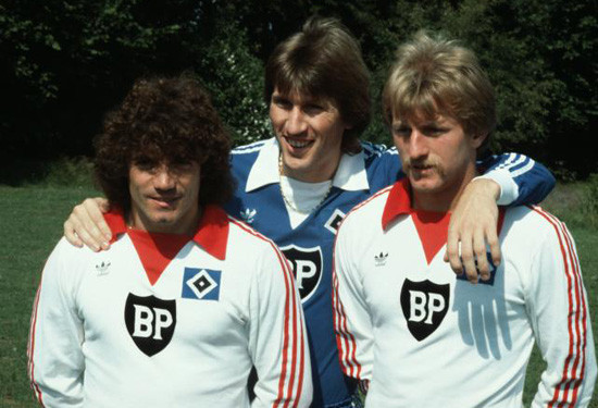 9. Kevin Keegan (ảnh bên trái): Các đội bóng ông từng dẫn dắt: Newcastle United (2 lần), Fulham, ĐT Anh và Manchester City. Cựu thuyền trưởng Man City đã trở nên nổi tiếng bởi chính những phát biểu không giống ai của mình như: “Tôi không thất vọng, chỉ rất thất vọng”. Hay “Trận đấu như miếng bánh và trọng tài đã bỏ nó vào túi. Những pha bạo lực nhưng chỉ có những chiếc thẻ vàng”. Hay “Chile có 3 sự lựa chọn, họ có thể thắng hay thua hoặc hòa”. Hoặc câu nói nổi tiếng “Argentina sẽ không thể vô địch Euro 2000 bởi họ đến từ Nam Mỹ”. 9. Kevin Keegan (ảnh bên trái): Các đội bóng ông từng dẫn dắt: Newcastle United (2 lần), Fulham, ĐT Anh và Manchester City. Cựu thuyền trưởng Man City đã trở nên nổi tiếng bởi chính những phát biểu không giống ai của mình như: “Tôi không thất vọng, chỉ rất thất vọng”. Hay “Trận đấu như miếng bánh và trọng tài đã bỏ nó vào túi. Những pha bạo lực nhưng chỉ có những chiếc thẻ vàng”. Hay “Chile có 3 sự lựa chọn, họ có thể thắng hay thua hoặc hòa”. Hoặc câu nói nổi tiếng “Argentina sẽ không thể vô địch Euro 2000 bởi họ đến từ Nam Mỹ”.