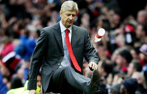 7. Arsene Wenger: Các đội bóng HLV người Pháp từng dẫn dắt là Nancy-Lorraine, AS Monaco, Nagoya Grampus Eight và Arsenal. Không phủ nhận Arsene Wenger là một trong những nhà cầm quân xuất sắc của bóng đá thế giới. Nhưng ông lại là người khá nóng tính, HLV Arsenal đã từng xô xát với HLV Martin Jol, từ chối bắt tay với Alan Pardew, đẩy trọng tài hay tức giận với hình ảnh đá tung chai nước trên sân bóng. Và ông còn nổi tiếng với chính sách mua bán cầu thủ của mình. 7. Arsene Wenger: Các đội bóng HLV người Pháp từng dẫn dắt là Nancy-Lorraine, AS Monaco, Nagoya Grampus Eight và Arsenal. Không phủ nhận Arsene Wenger là một trong những nhà cầm quân xuất sắc của bóng đá thế giới. Nhưng ông lại là người khá nóng tính, HLV Arsenal đã từng xô xát với HLV Martin Jol, từ chối bắt tay với Alan Pardew, đẩy trọng tài hay tức giận với hình ảnh đá tung chai nước trên sân bóng. Và ông còn nổi tiếng với chính sách mua bán cầu thủ của mình.