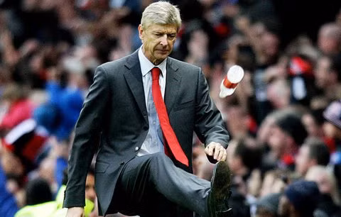 7. Arsene Wenger: Các đội bóng HLV người Pháp từng dẫn dắt là Nancy-Lorraine, AS Monaco, Nagoya Grampus Eight và Arsenal. Không phủ nhận Arsene Wenger là một trong những nhà cầm quân xuất sắc của bóng đá thế giới. Nhưng ông lại là người khá nóng tính, HLV Arsenal đã từng xô xát với HLV Martin Jol, từ chối bắt tay với Alan Pardew, đẩy trọng tài hay tức giận với hình ảnh đá tung chai nước trên sân bóng. Và ông còn nổi tiếng với chính sách mua bán cầu thủ của mình.