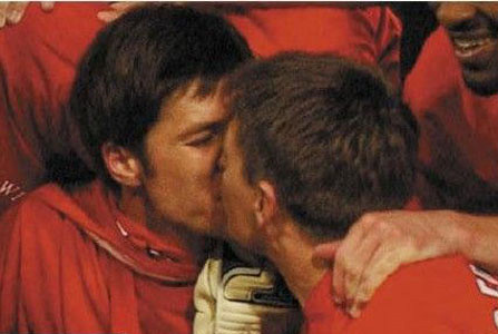 Gerrard và Xabi Alonso (khi còn ở Liverpool) chẳng ngần ngại trao nhau nụ hôn nồng nàn. Gerrard và Xabi Alonso (khi còn ở Liverpool) chẳng ngần ngại trao nhau nụ hôn nồng nàn.