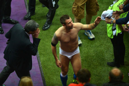 Một siêu quậy khác của ĐT Italia, Cassano ga-lăng khi kỉ niệm chiếc quần đấu cho người hâm mộ. Một siêu quậy khác của ĐT Italia, Cassano ga-lăng khi kỉ niệm chiếc quần đấu cho người hâm mộ.