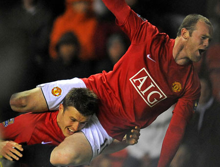 Hình như Rooney đang tập Vovinam cùng đồng đội. Hình như Rooney đang tập Vovinam cùng đồng đội.