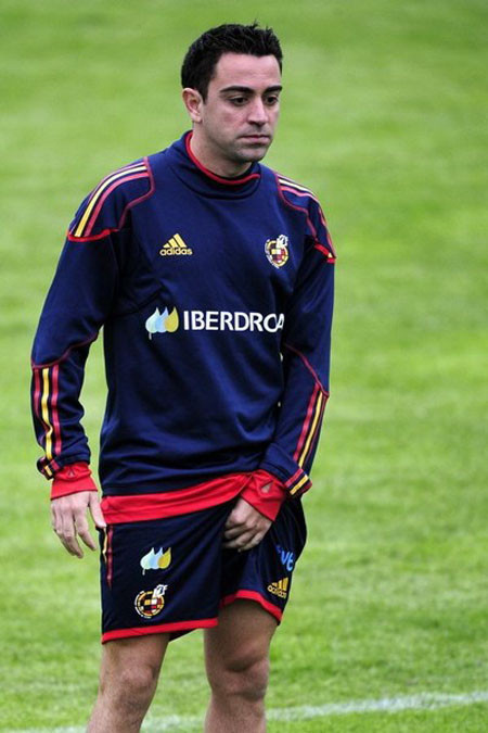 Tiền vệ tài hoa Xavi "tự sướng" với "phong thái" điềm đạm. Tiền vệ tài hoa Xavi "tự sướng" với "phong thái" điềm đạm.