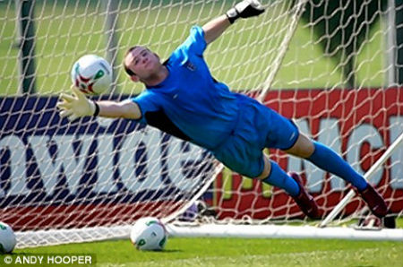 Rooney định làm thủ môn chăng? Rooney định làm thủ môn chăng?