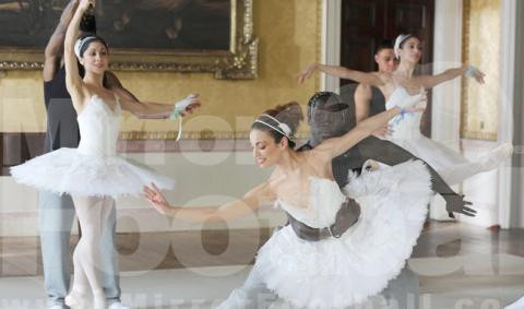 Các ngôi sao của Arsenal thử sức làm vũ công... Các ngôi sao của Arsenal thử sức làm vũ công...