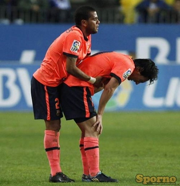 Daniel Alves đang "phê" đồng đội chăng? Daniel Alves đang "phê" đồng đội chăng?