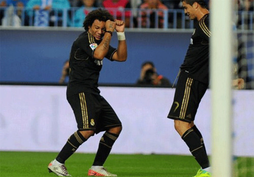 Cristiano Ronaldo với vũ điệu ăn mừng bàn thắng độc đáo cùng đồng đội Marcelo. Cristiano Ronaldo với vũ điệu ăn mừng bàn thắng độc đáo cùng đồng đội Marcelo.