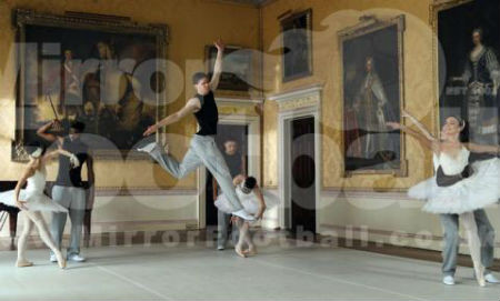 Những màn bay nhảy chuyên nghiệp không kém gì những nghệ sĩ thực thụ. Những màn bay nhảy chuyên nghiệp không kém gì những nghệ sĩ thực thụ.